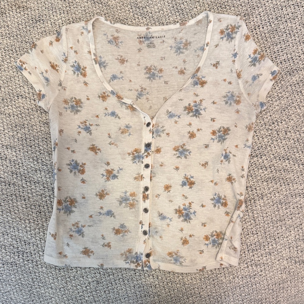 American Eagle Floral Button Front Ribbed Henley Tee Women’s Small Cream Blue